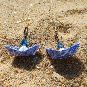 Boucles d'oreilles origami bateau bleu motif géométrique cristal autrichien faites main