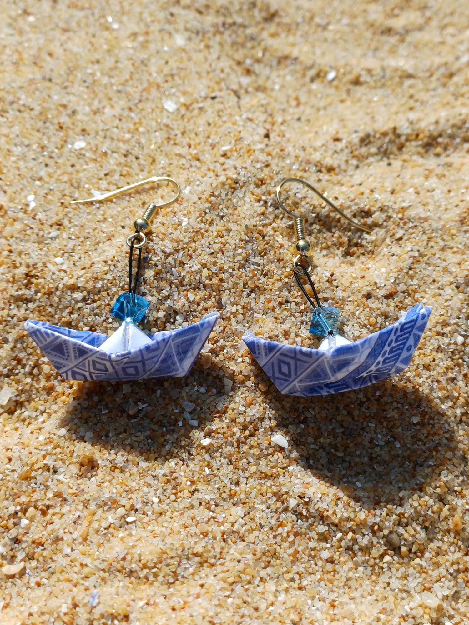 Boucles d'oreilles origami bateau bleu motif géométrique cristal autrichien faites main