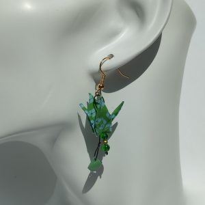 Boucles d'oreilles origami grue verte avec des motifs de losange