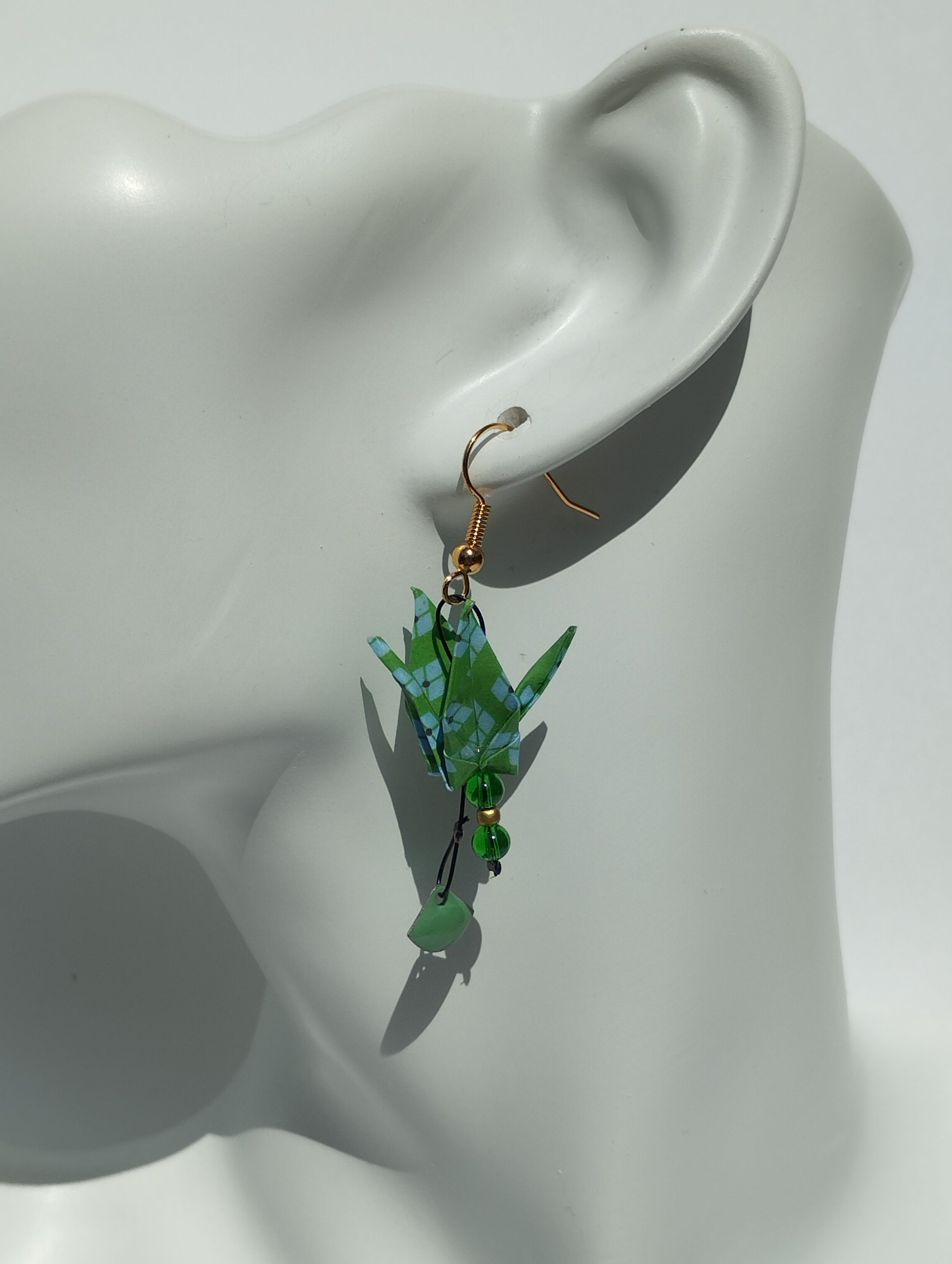 Boucles d'oreilles origami grue verte avec des motifs de losange