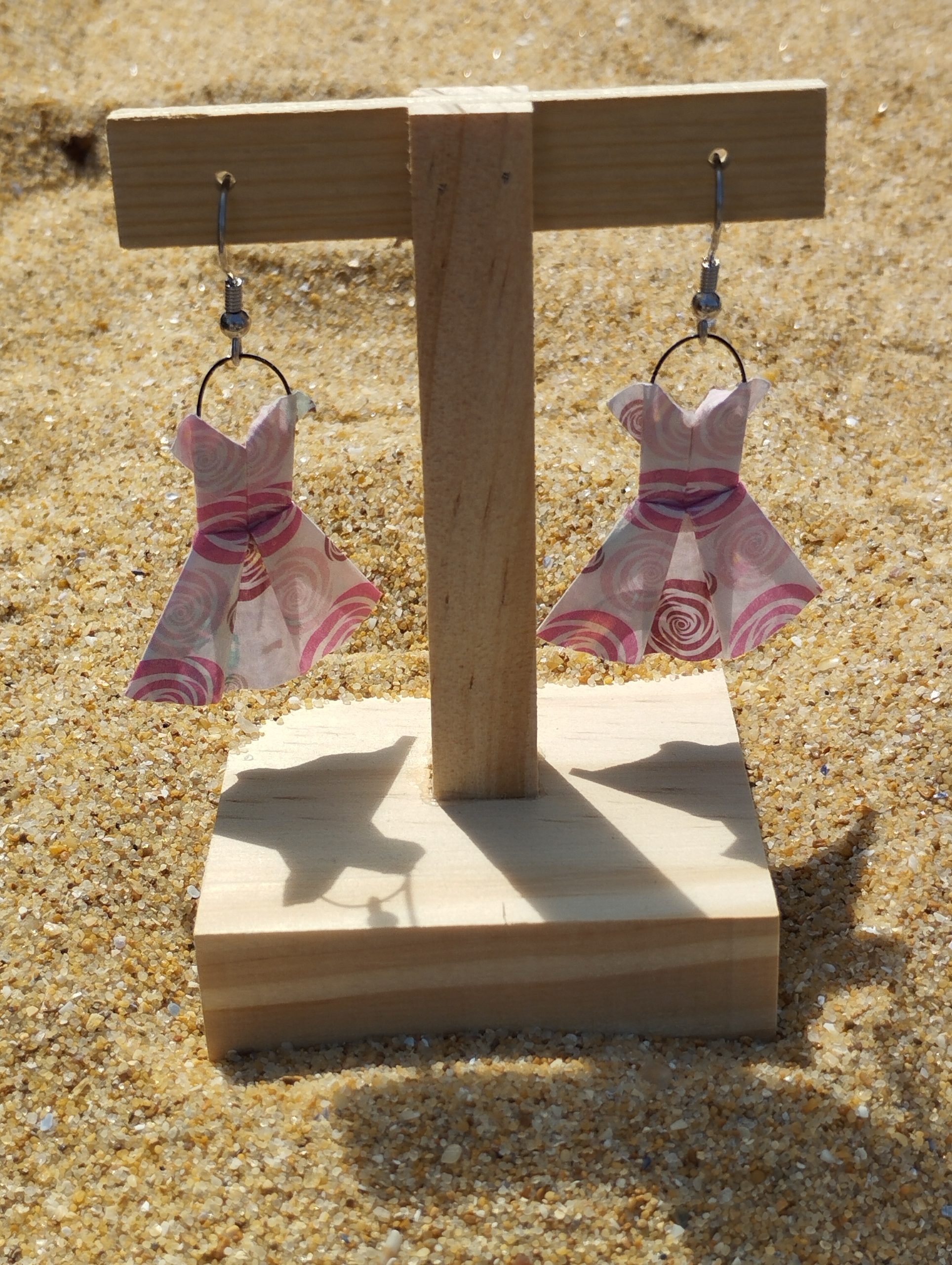 Boucles d'oreilles robes origami blanche et rose – Image 2