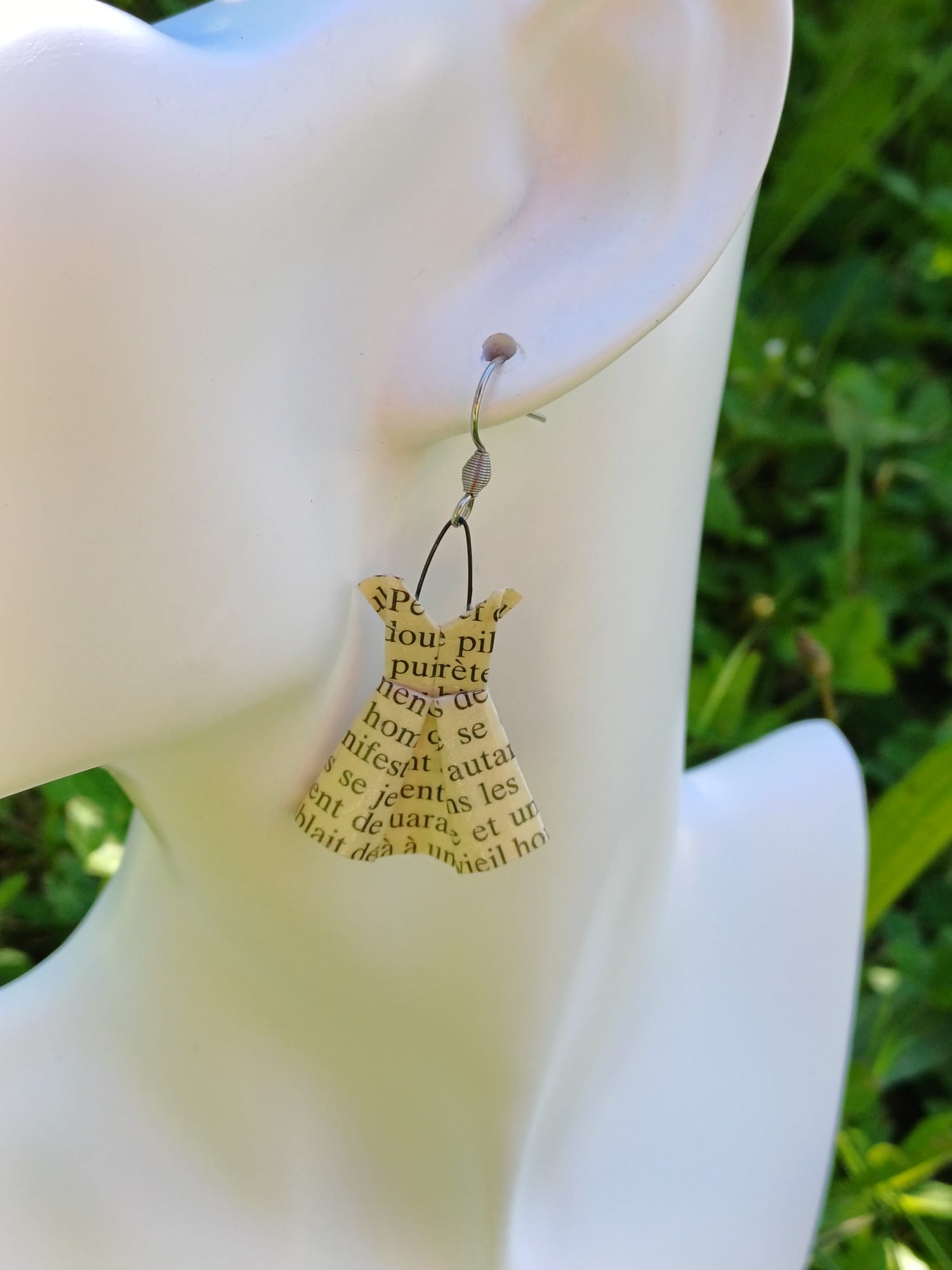 Boucles d'oreilles origami robe, papier recyclé de livre. – Image 2