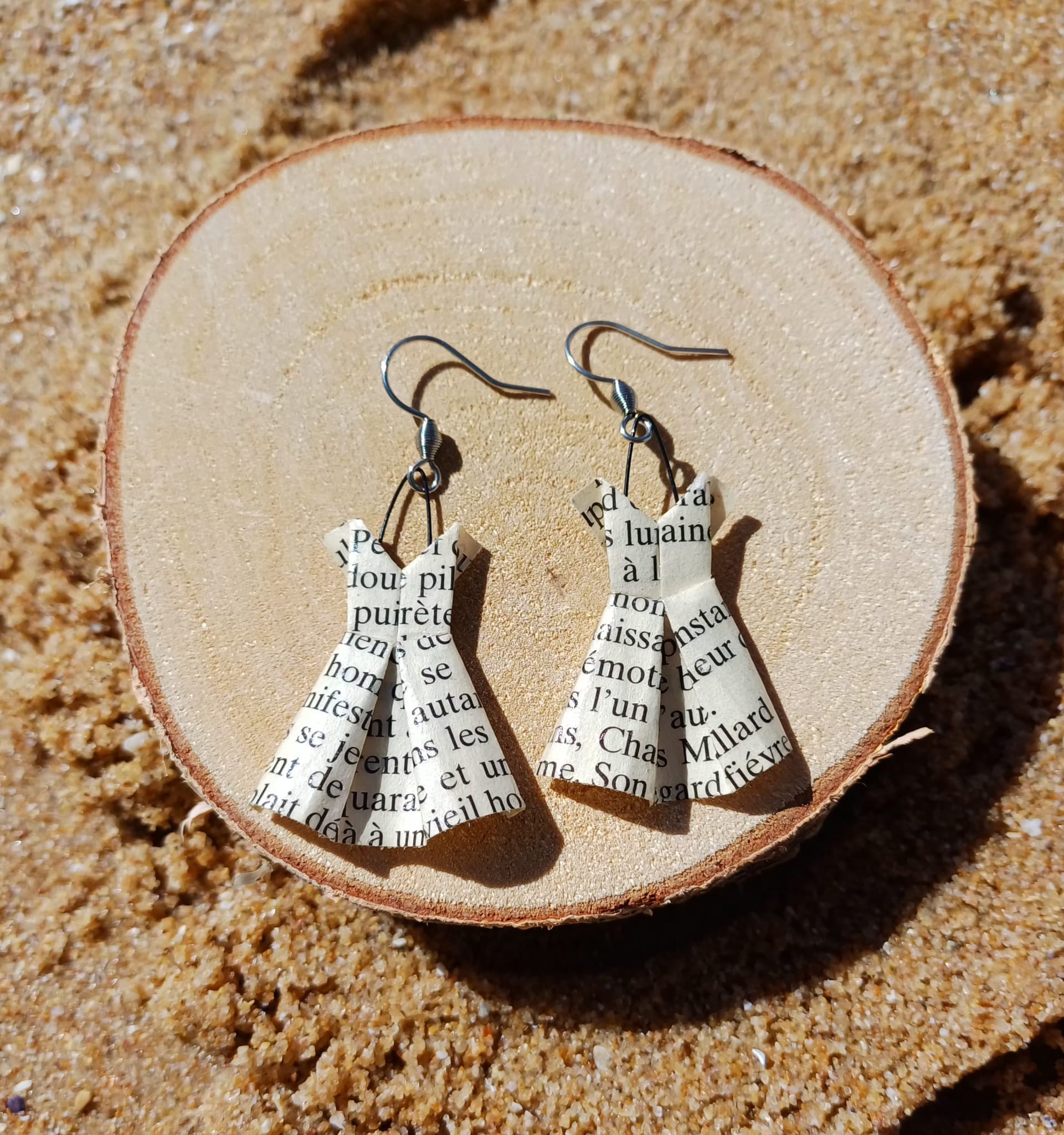 Boucles d'oreilles origami robe papier recyclé livre fait main France